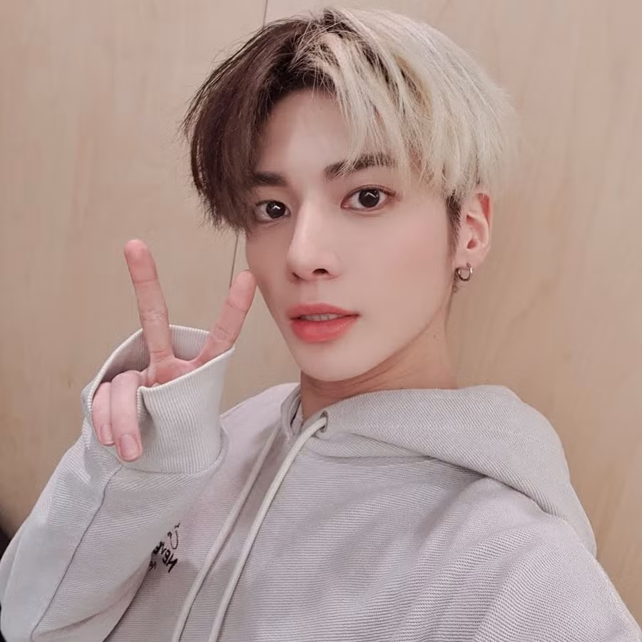 Taehyun của TXT gần đây đã chia sẻ những bức ảnh tự chụp này trên Twitter, khiến các MOA phát cuồng với màu tóc đầy mới mẻ của mình.