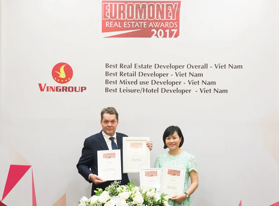 Bà Dương Mai Hoa, Tổng giám đốc Tập đoàn Vingroup nhận giải thưởng do tạp chí Euromoney trao tặng.