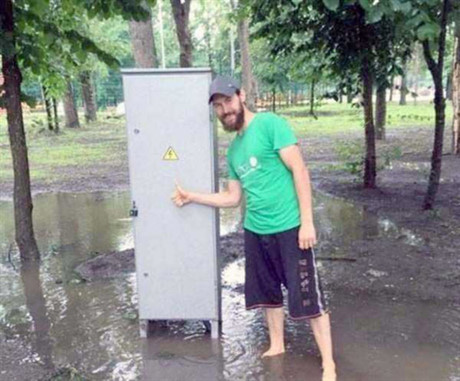 Những hành động nguy hiểm và ngốc nghếch nhất thế giới - Ảnh 1 Nhung hanh dong nguy hiem va ngoc nghech nhat the gioi - Anh 1