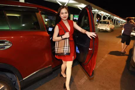 Giang Hong Ngoc quan quyt me o san bay truoc gio di luu dien - Anh 2