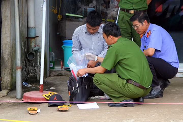 Sau tiếng gọi mở cửa, chủ quán bida bị đâm chết