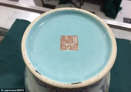 Cap binh hoa vo bi chu nha giau di vi 