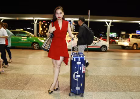 Giang Hong Ngoc quan quyt me o san bay truoc gio di luu dien - Anh 3