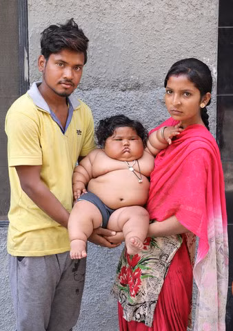 Be gai An Do 8 thang tuoi can nang bang be 6 tuoi - Anh 2