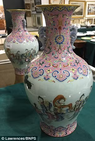 Cap binh hoa vo bi chu nha giau di vi 