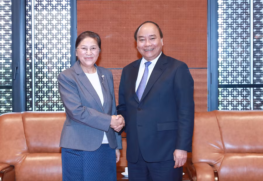 Thủ tướng Nguyễn Xuân Phúc và Chủ tịch Quốc hội Lào Pany Yathotou. - Ảnh: VGP/Quang Hiếu