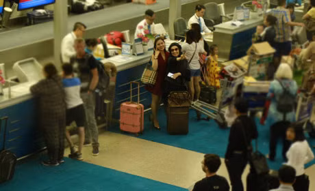 Giang Hong Ngoc quan quyt me o san bay truoc gio di luu dien - Anh 7