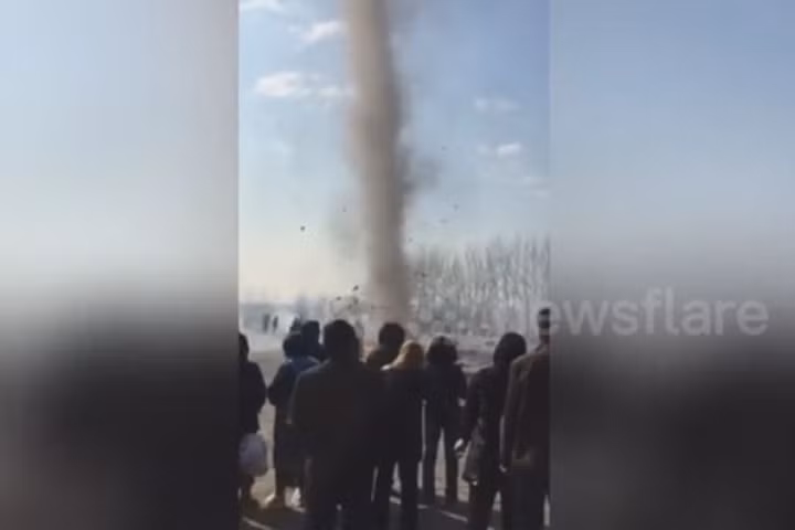 Hàng chục người đứng xem một vòi rồng cao tới 50m bất ngờ xuất hiện tại nghĩa trang ở Thành Đô, Trung Quốc.