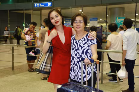 Giang Hong Ngoc quan quyt me o san bay truoc gio di luu dien - Anh 6