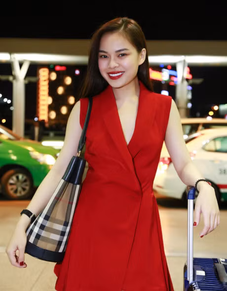 Giang Hong Ngoc quan quyt me o san bay truoc gio di luu dien - Anh 4