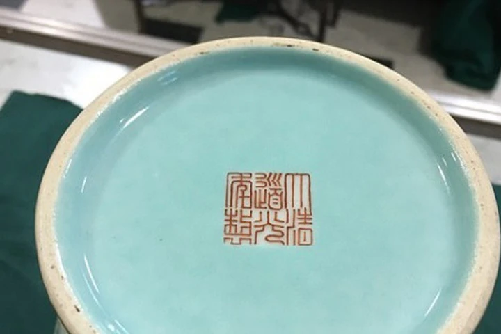 Cặp bình hoa vỡ bị chủ nhà giấu đi vì "quá xấu" bất ngờ bán được gần 5 tỷ đồng