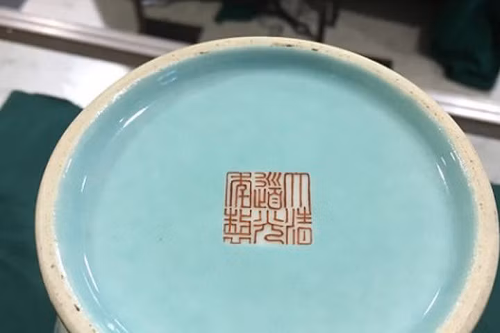 Cặp bình hoa vỡ bị chủ nhà giấu đi vì "quá xấu" bất ngờ bán được gần 5 tỷ đồng