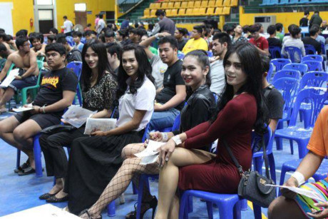 Hàng ngàn người đẹp chuyển giới Thái Lan khám nghĩa vụ - Ảnh 1 Hang ngan nguoi dep chuyen gioi Thai Lan kham nghia vu - Anh 1