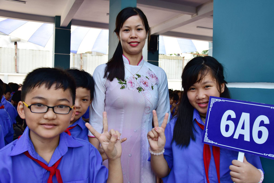 Cô và trò Trường THCS Trần Huy Liệu trong lễ khánh thành Cô và trò Trường THCS Trần Huy Liệu trong lễ khánh thành