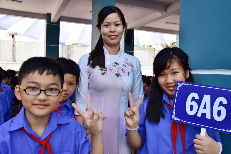 Cô và trò Trường THCS Trần Huy Liệu trong lễ khánh thành