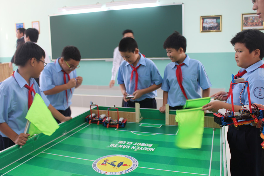 Học sinh thích thú với các phòng chức năng