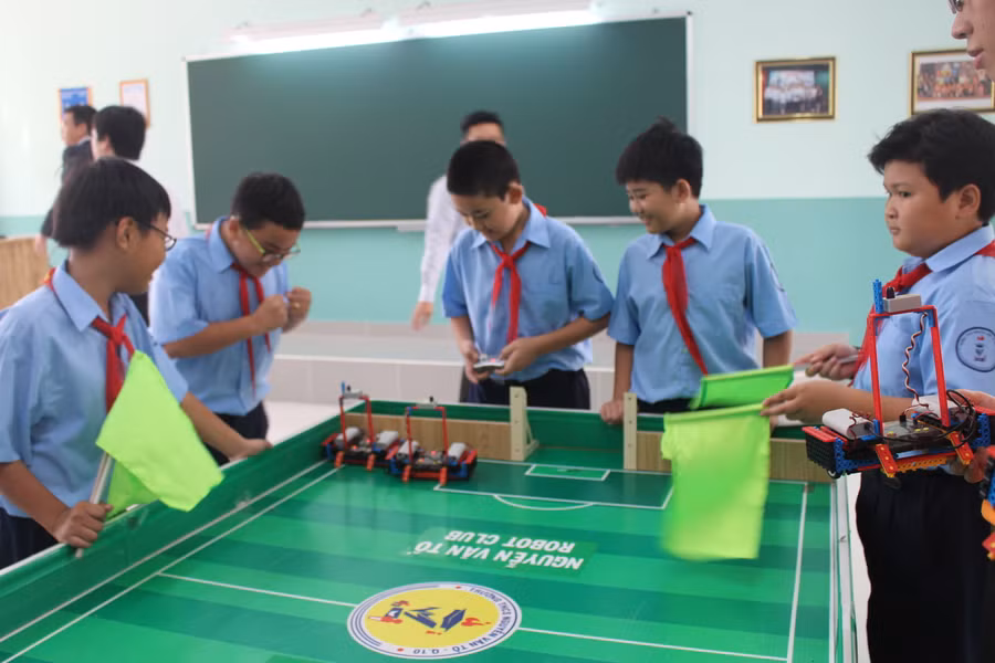 Học sinh thích thú với các phòng chức năng