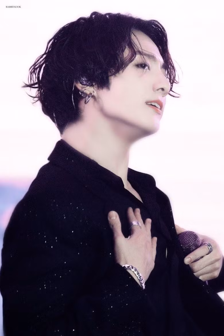 Jungkook (BTS): Jungkook là một người toàn diện khi nói đến các kỹ năng, điều này khiến dường như anh ấy đã được định sẵn cho cuộc sống thần tượng.