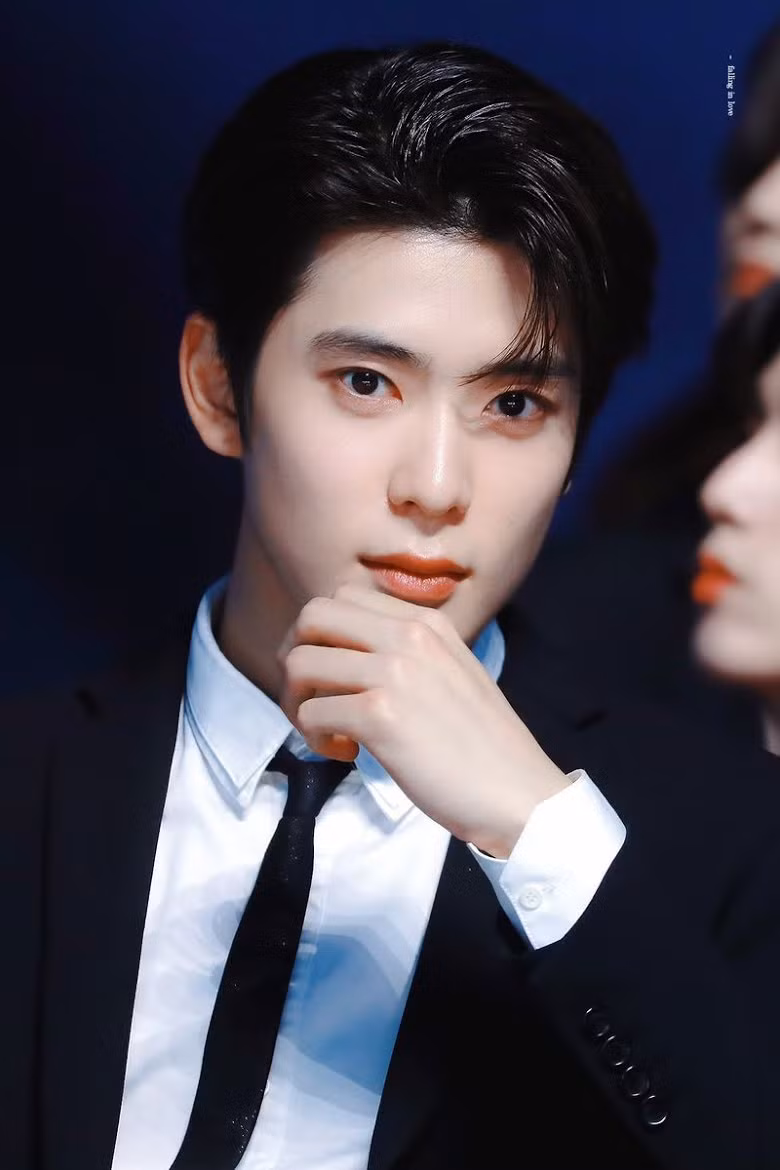 Jaehyun (NCT): Vẻ điển trai cổ điển của Jaehyun đã làm xiêu lòng người hâm mộ trên toàn thế giới.