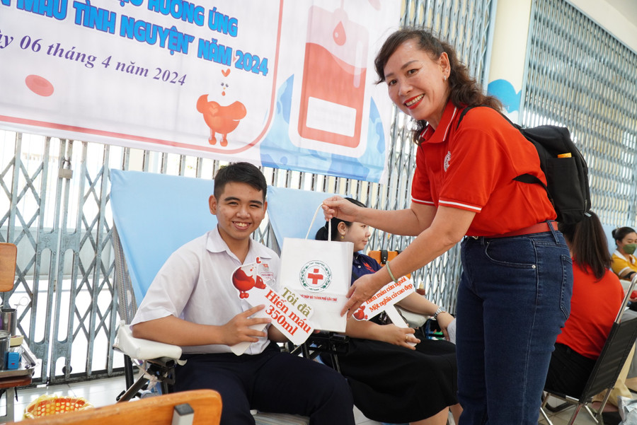 Đại diện Phòng Chính trị tư tưởng (Sở GD&ĐT TP Cần Thơ) tặng quà cho học sinh hiến máu. Đại diện Phòng Chính trị tư tưởng (Sở GD&ĐT TP Cần Thơ) tặng quà cho học sinh hiến máu.