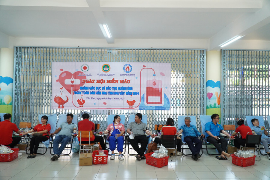 Công chức, viên chức, người lao động khỏe mạnh, đủ điều kiện sức khỏe tham gia hiến máu. Công chức, viên chức, người lao động khỏe mạnh, đủ điều kiện sức khỏe tham gia hiến máu.