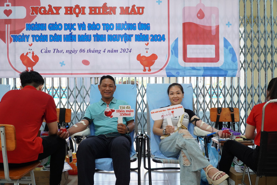 Cán bộ, giáo viên tự tin hiến máu tình nguyện. Cán bộ, giáo viên tự tin hiến máu tình nguyện.