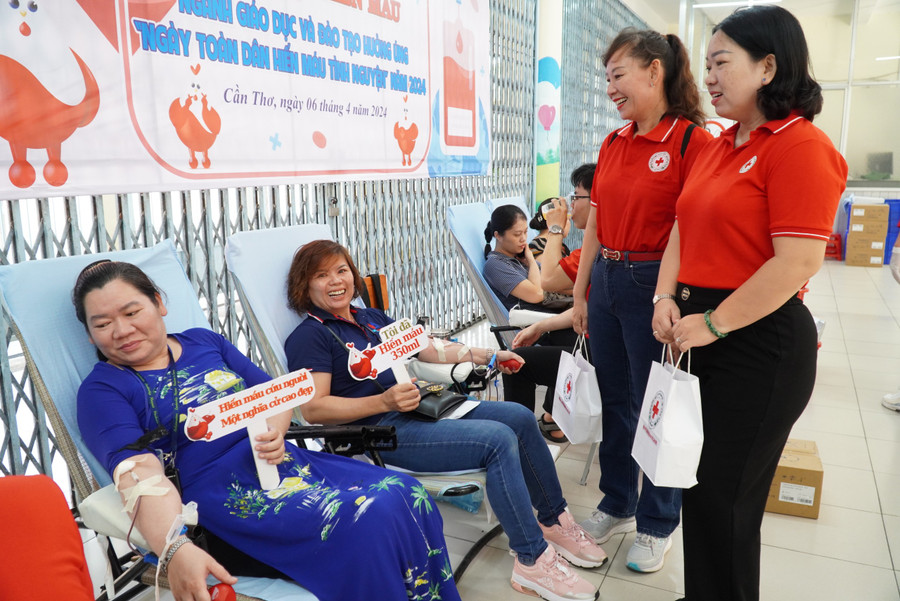 Cán bộ, giáo viên đồng hành cùng đồng nghiệp tham gia hiến máu. Cán bộ, giáo viên đồng hành cùng đồng nghiệp tham gia hiến máu.
