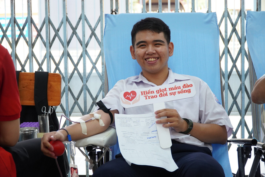 Em Nguyễn Đình Thái, học sinh lớp 12, Trường THPT Bùi Hữu Nghĩa tự tin hiến máu lần đầu. Em Nguyễn Đình Thái, học sinh lớp 12, Trường THPT Bùi Hữu Nghĩa tự tin hiến máu lần đầu.