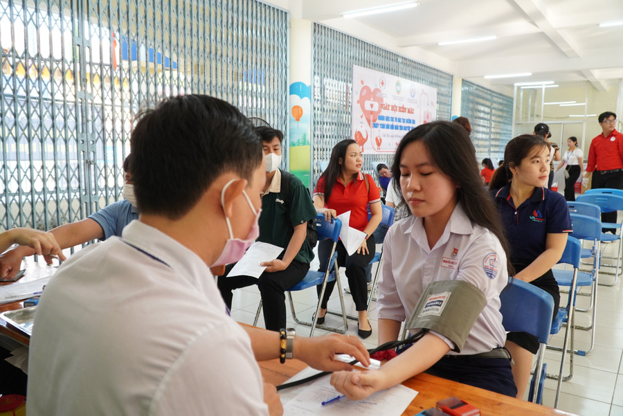 Các em học sinh lớp 12 đủ sức khỏe cũng mạnh dạn đăng ký hiến máu. Các em học sinh lớp 12 đủ sức khỏe cũng mạnh dạn đăng ký hiến máu.
