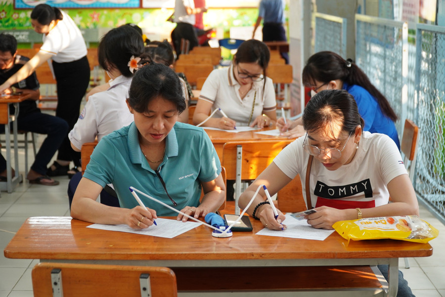 Đông đảo cán bộ, giáo viên ở TP Cần Thơ đăng ký tham gia hiến máu tình nguyện. Đông đảo cán bộ, giáo viên ở TP Cần Thơ đăng ký tham gia hiến máu tình nguyện.
