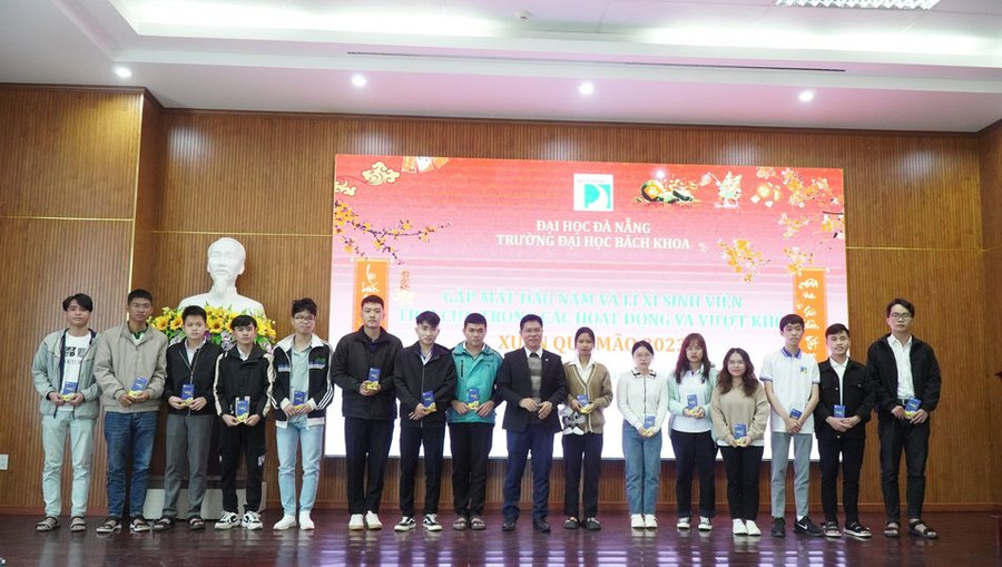 Trường ĐH Bách khoa, ĐH Đà Nẵng tổ chức gặp mặt đầu năm và lì xì cho sinh viên tiêu biểu, vượt khó. Trường ĐH Bách khoa, ĐH Đà Nẵng tổ chức gặp mặt đầu năm và lì xì cho sinh viên tiêu biểu, vượt khó.