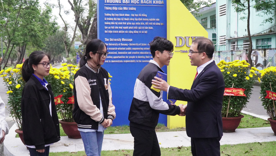 PGS.TS Nguyễn Hữu Hiếu, Hiệu trưởng Trường ĐH Bách khoa, ĐH Đà Nẵng lì xì cho những sinh viên đầu tiên trở lại trường học sau kỳ nghỉ Tết. PGS.TS Nguyễn Hữu Hiếu, Hiệu trưởng Trường ĐH Bách khoa, ĐH Đà Nẵng lì xì cho những sinh viên đầu tiên trở lại trường học sau kỳ nghỉ Tết.