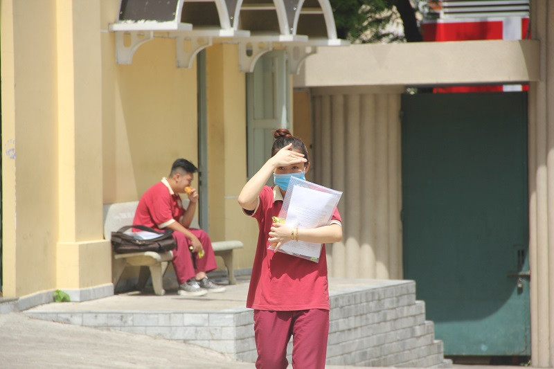 Một số thí sinh "đội" nắng tới sớm