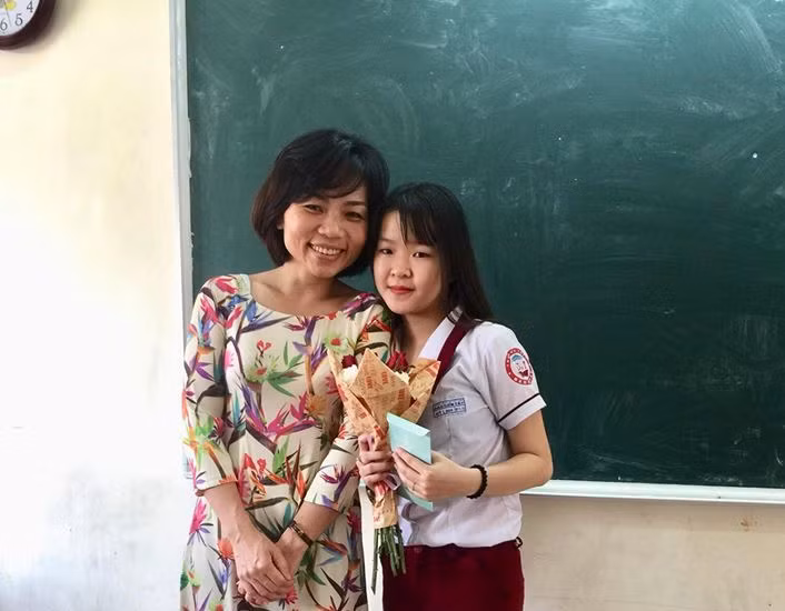 Cô giáo Nguyễn Thu Trang và học sinh 