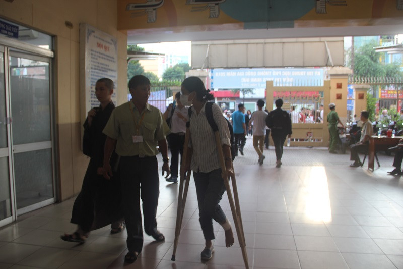 Thí sinh phải di chuyển bằng nạng tới điểm thi