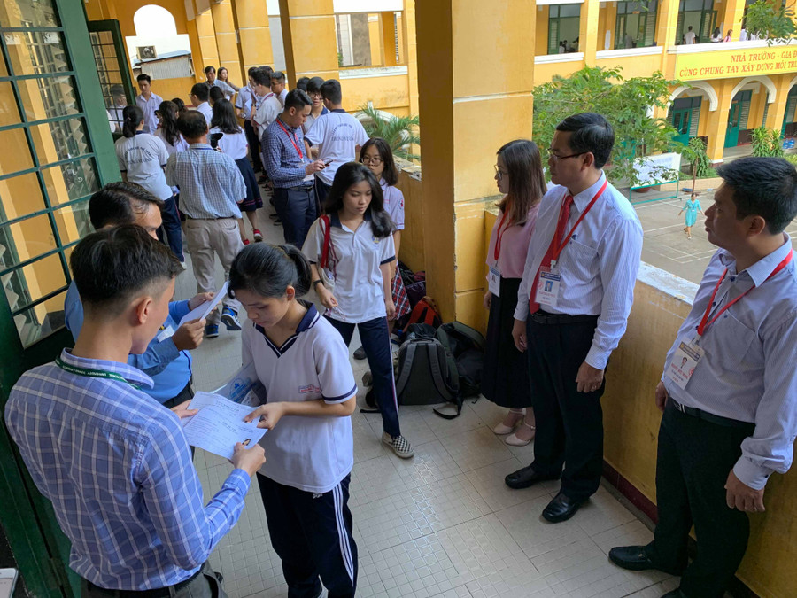 Thứ trưởng cùng đoàn công tác kiểm tra thủ tục gọi thí sinh vào phòng thi, cách đánh số báo danh tại điểm thi Thứ trưởng cùng đoàn công tác kiểm tra thủ tục gọi thí sinh vào phòng thi, cách đánh số báo danh tại điểm thi
