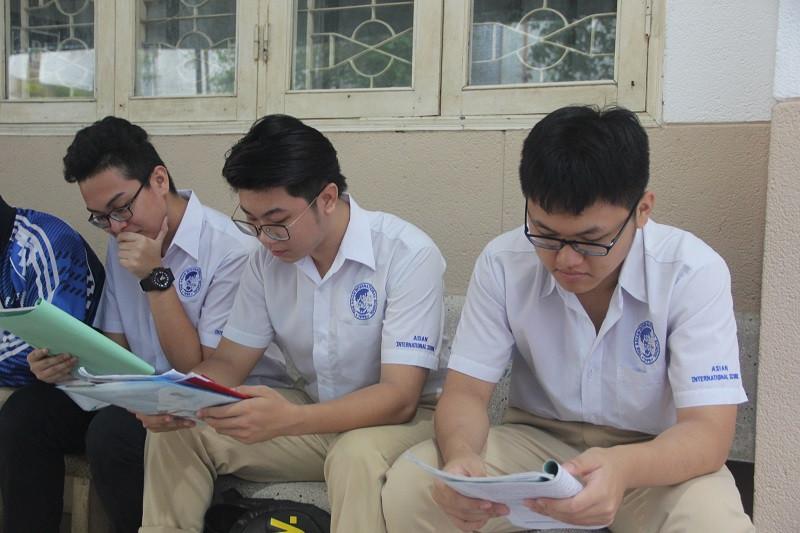 Thí sinh tới sớm tại điểm thi Trường THCS Minh Đức, Quận 1 tranh thủ ôn bài