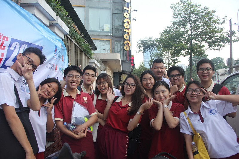 Nhóm bạn đến từ Trường Quốc tế Á châu tự tin trước môn thi Ngữ văn