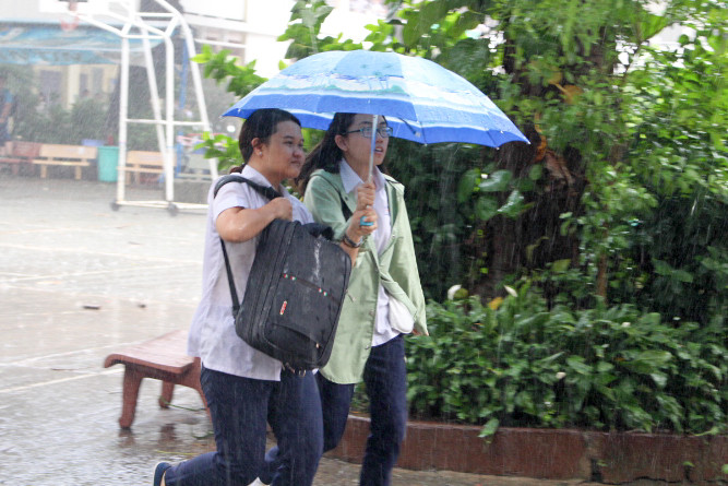 Các thí sinh rời điểm thi dưới cơn mưa chiều Các thí sinh rời điểm thi dưới cơn mưa chiều