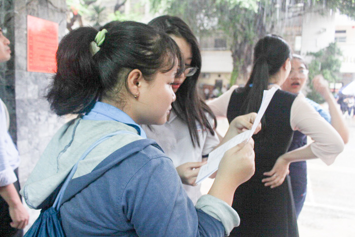 Một số em nán lại điểm thi tranh thủ trao đổi bài với bạn Một số em nán lại điểm thi tranh thủ trao đổi bài với bạn