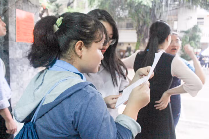 Một số em nán lại điểm thi tranh thủ trao đổi bài với bạn