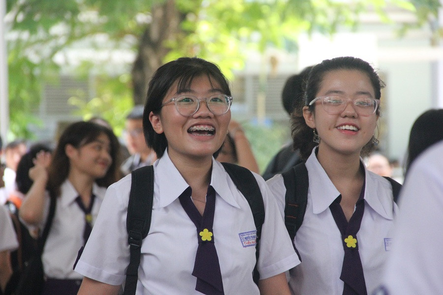 Niềm vui của thí sinh rời phòng thi sau môn Văn