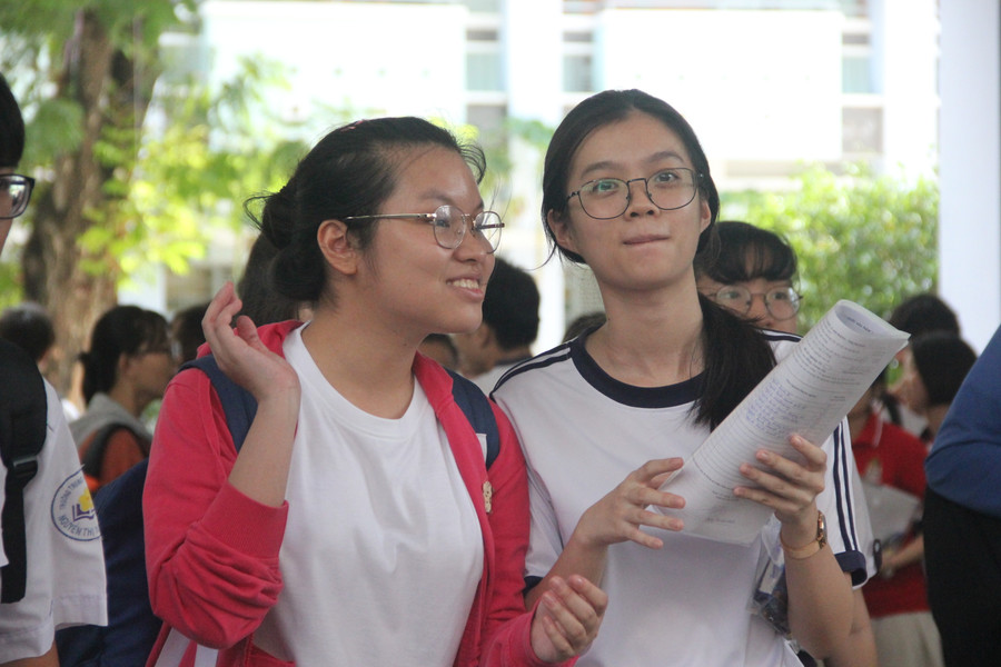 Tranh thủ trao đổi bài làm với bạn