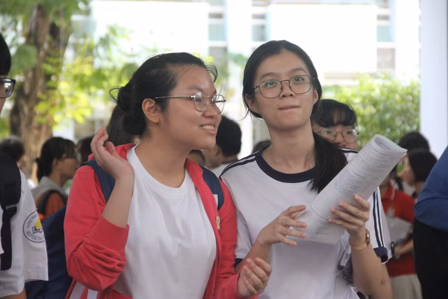 Tranh thủ trao đổi bài làm với bạn