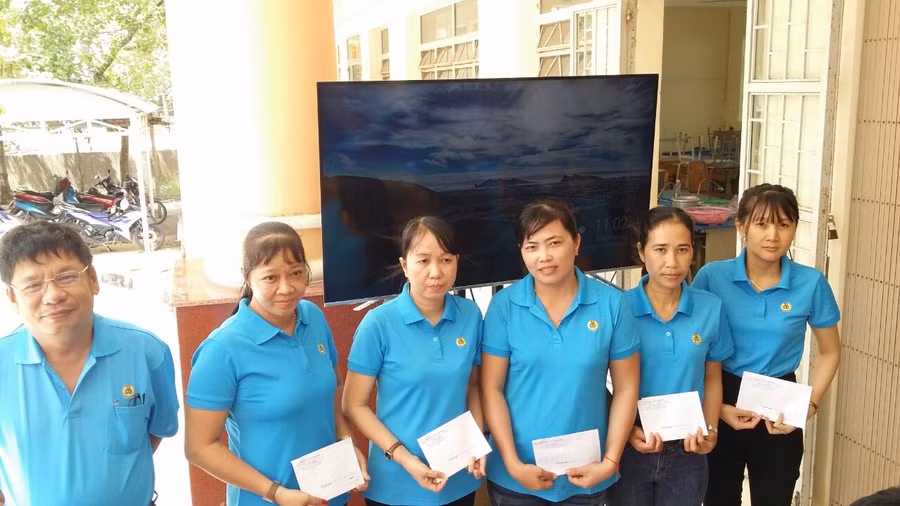 Thầy Hồ Nguyên Huy, Phó Hiệu trưởng Trường THPT Vĩnh Hải trao giải cho nữ giáo viên tham gia hội thi, trò chơi.