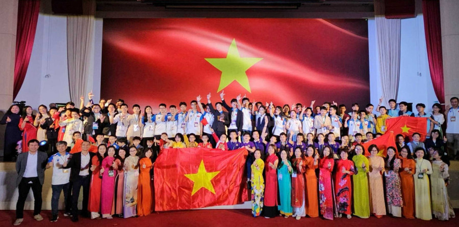 Niềm vui của đoàn học sinh Việt Nam và các thầy cô giáo, các cán bộ dẫn đoàn tại đêm Gala trao giải. Niềm vui của đoàn học sinh Việt Nam và các thầy cô giáo, các cán bộ dẫn đoàn tại đêm Gala trao giải.