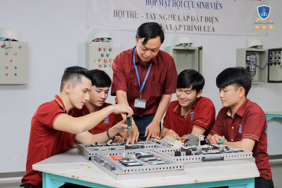 Sinh viên Trường ĐH Nguyễn Tất Thành trong giờ thực hành. Ảnh NTCC.