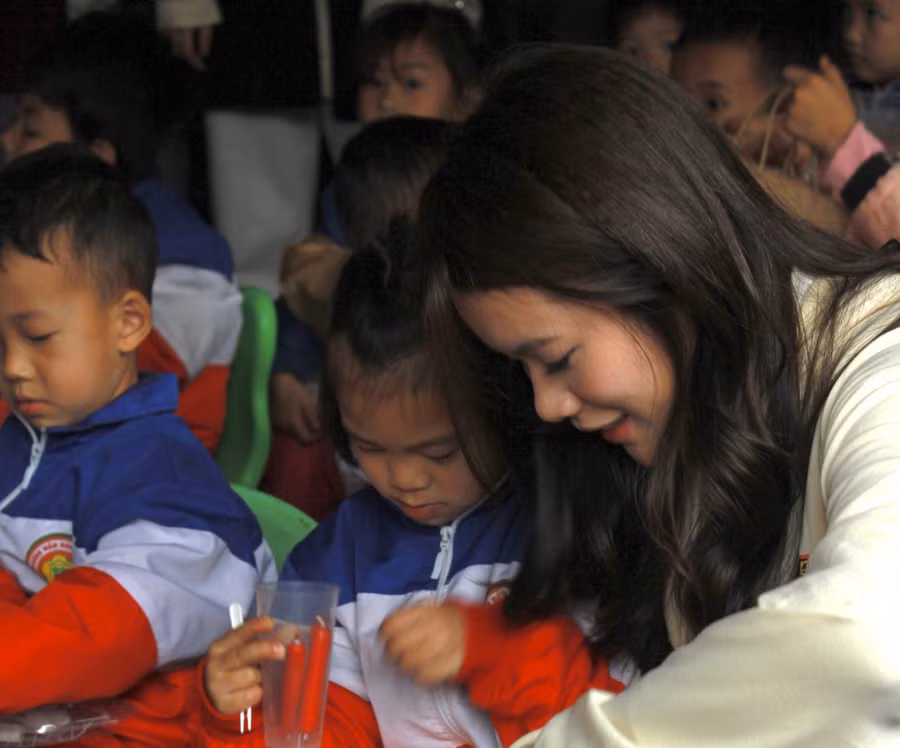 Những món quà từ Striped Project đến trẻ em cùng khó.