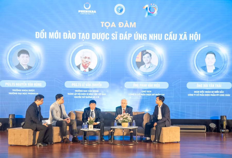 Chuyên gia trao đổi về đào tạo dược sĩ đáp ứng nhu cầu xã hội. Chuyên gia trao đổi về đào tạo dược sĩ đáp ứng nhu cầu xã hội.