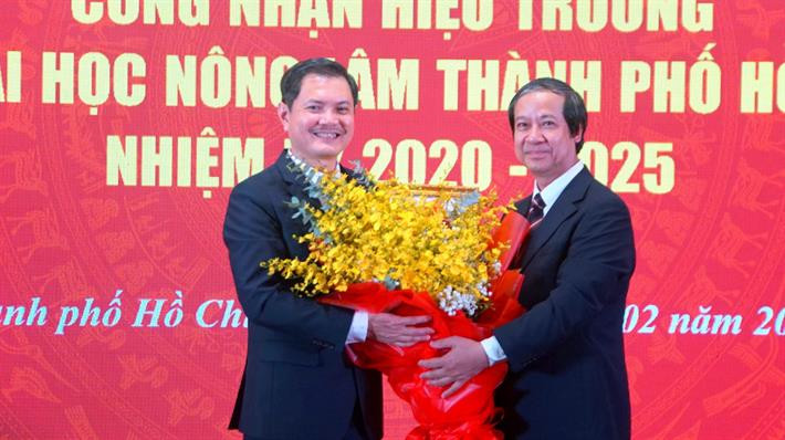 Bộ trưởng Nguyễn Kim Sơn trao Quyết định Hiệu trưởng cho PGS.TS Nguyễn Tất Toàn, Hiệu trưởng Trường ĐH Nông lâm TP HCM nhiệm kỳ 2020-2025. Bộ trưởng Nguyễn Kim Sơn trao Quyết định Hiệu trưởng cho PGS.TS Nguyễn Tất Toàn, Hiệu trưởng Trường ĐH Nông lâm TP HCM nhiệm kỳ 2020-2025.